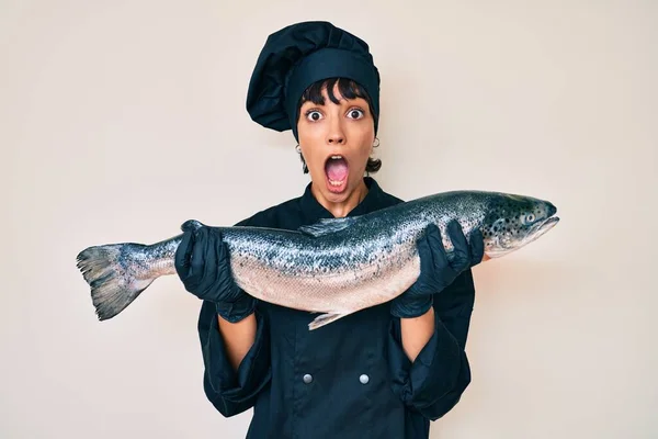 Mulher Bonita Morena Chef Profissional Segurando Peixe Salmão Fresco Comemorando — Fotografia de Stock