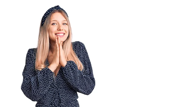 Jovem Mulher Loira Bonita Vestindo Roupas Casuais Orando Com Mãos — Fotografia de Stock