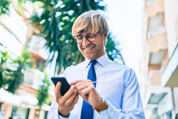 Kaukasischer Geschäftsmann Anzug Und Krawatte Lächelt Mit Smartphone Glücklich Freien — Stockfoto