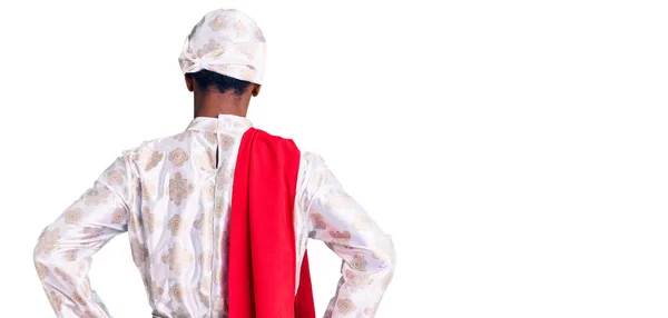Geleneksel Giyinmiş Afrikalı Yakışıklı Bir Adam Sherwani Sari Giysileri Giymiş — Stok fotoğraf
