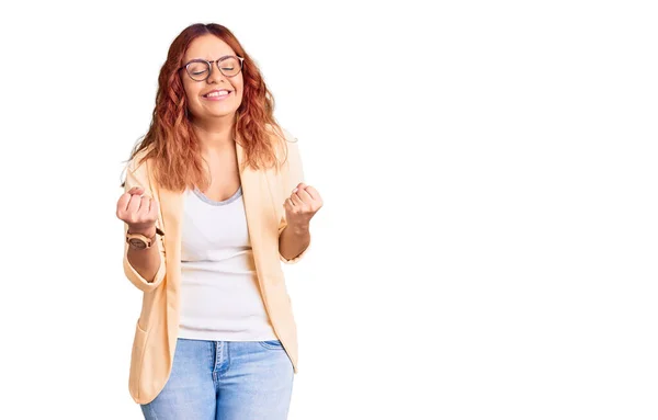 Ung Latinamerikansk Kvinna Bär Affärskläder Mycket Glad Och Upphetsad Gör — Stockfoto