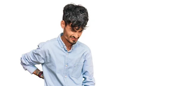 Mladý Hispánec Nosí Ležérní Oblečení Trpí Bolestí Zad Dotýká Rukou — Stock fotografie