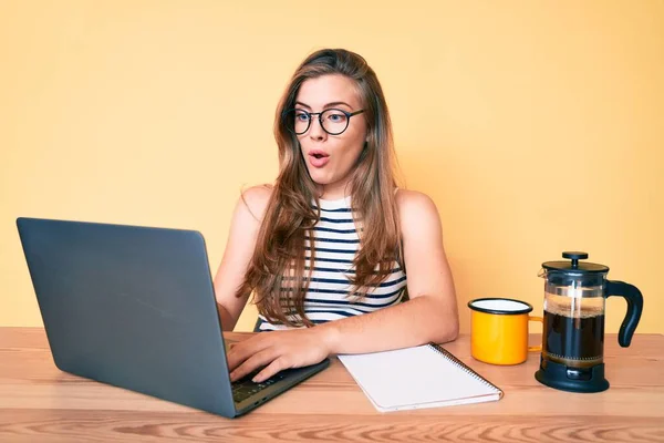 Krásná Mladá Běloška Pracující Kanceláři Pomocí Počítače Notebook Vyděšený Ohromen — Stock fotografie