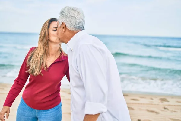 Medelålders Latinamerikanska Par Kysser Och Går Stranden — Stockfoto