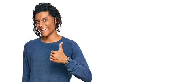 Joven Hombre Afroamericano Con Suéter Invierno Casual Haciendo Gesto Feliz —  Fotos de Stock