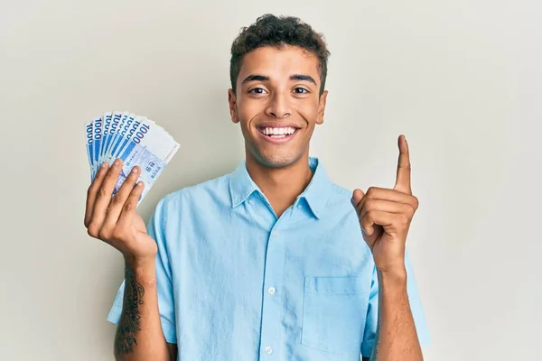 Joven Hombre Afroamericano Guapo Sosteniendo 1000 Billetes Surcoreanos Ganó Sonriendo —  Fotos de Stock