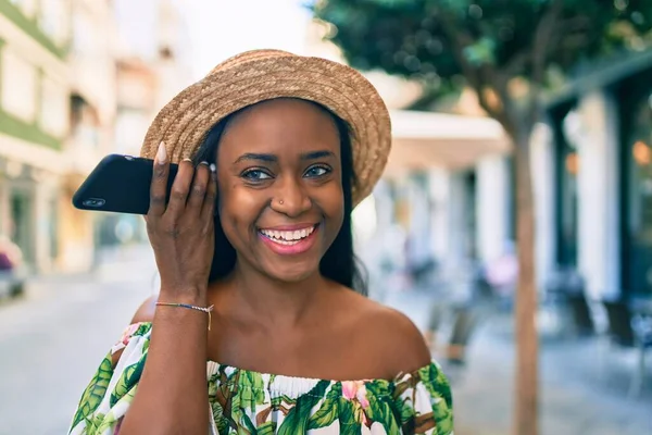 Jonge Afrikaans Amerikaanse Toeristische Vrouw Vakantie Glimlachend Gelukkige Luisterend Audio — Stockfoto