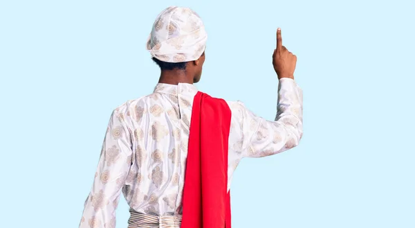 Africano Bonito Homem Vestindo Tradição Sherwani Saree Roupas Posando Para — Fotografia de Stock