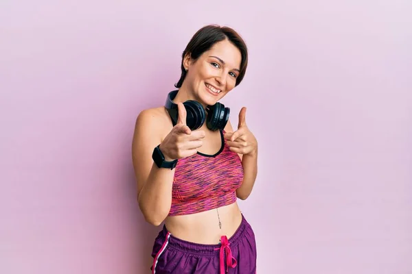 Kısa Saçlı Spor Giyimli Kulaklıklı Genç Esmer Kadın Kamerayı Mutlu — Stok fotoğraf