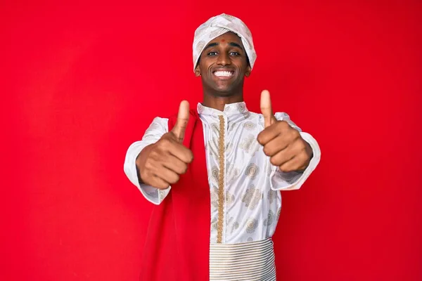 Bonito Homem Indiano Vestindo Roupas Saree Sherwani Tradição Aprovando Fazer — Fotografia de Stock