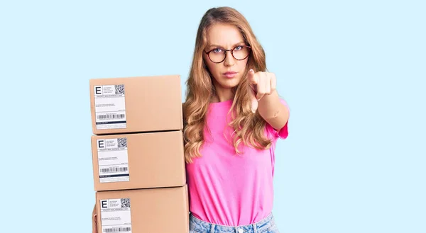 Young Caucasian Woman Blond Hair Holding Delivery Package Pointing Finger — Stock Photo, Image