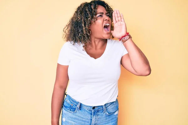 Jovem Afro Americana Size Mulher Vestindo Camisa Branca Casual Gritando — Fotografia de Stock