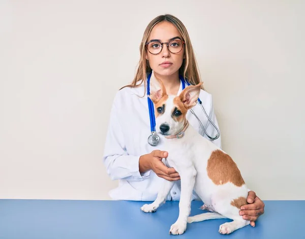 Giovane Bella Donna Veterinaria Bionda Controllo Della Salute Del Cane — Foto Stock