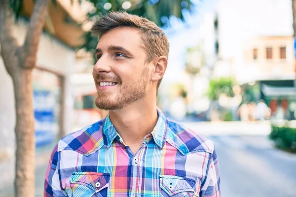 Giovane Uomo Caucasico Sorridente Felice Piedi Città — Foto Stock