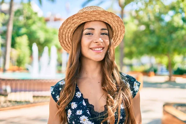 Ung Latinamerikansk Kvinna Semester Ler Glad Promenader Parken — Stockfoto