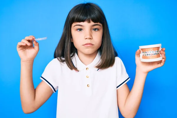 Niña Con Bang Sosteniendo Ortodoncia Alineadora Invisible Frenos Relajados Con —  Fotos de Stock