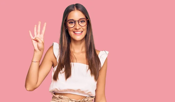 Ung Latinamerikansk Kvinna Klädd Casual Kläder Och Glasögon Visar Och — Stockfoto