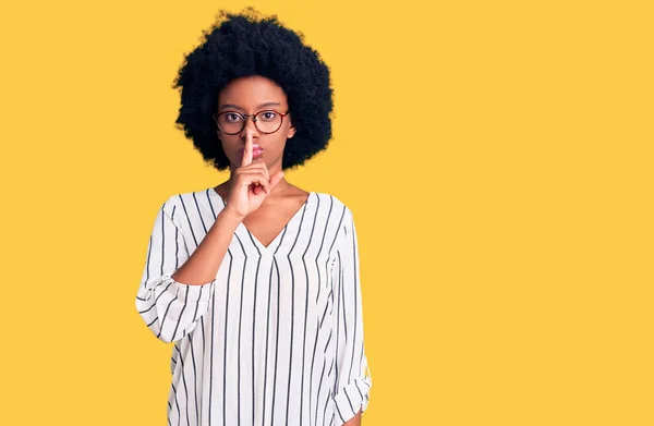 Sıradan Kıyafetler Gözlük Takan Afro Amerikalı Genç Bir Kadın Sessiz — Stok fotoğraf