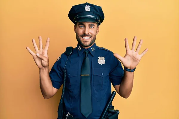 Snygg Hispanic Man Klädd Polis Uniform Visar Och Pekar Upp — Stockfoto