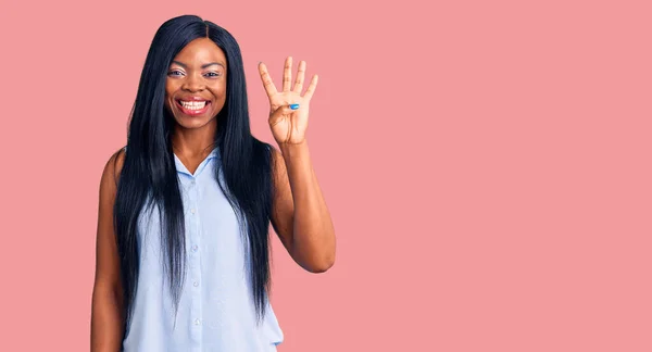 Joven Mujer Afroamericana Vistiendo Ropa Casual Mostrando Señalando Con Los —  Fotos de Stock