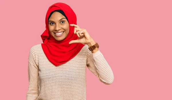 Jovem Afro Americana Vestindo Tradicional Lenço Islâmico Hijab Sorrindo Gestos — Fotografia de Stock