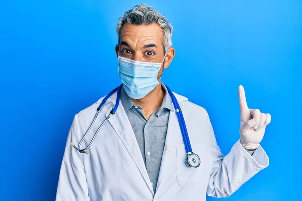 Homem Cabelos Grisalhos Meia Idade Usando Uniforme Médico Máscara Médica — Fotografia de Stock