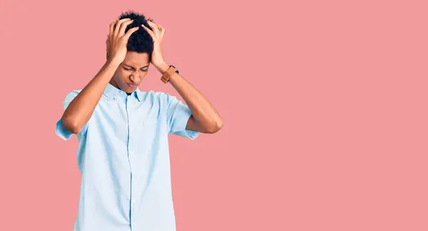 Młody Afrykański Amerykanin Luźnych Ubraniach Cierpiący Ból Głowy Zdesperowany Zestresowany — Zdjęcie stockowe