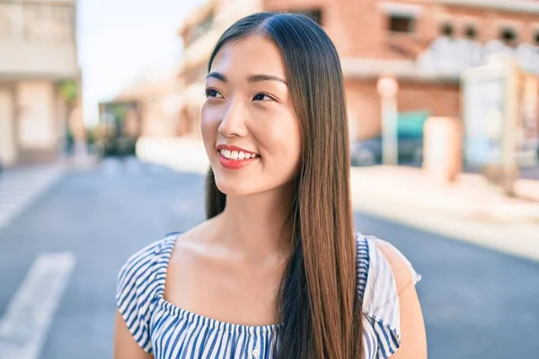 Joven Mujer China Sonriendo Feliz Caminando Calle Ciudad —  Fotos de Stock