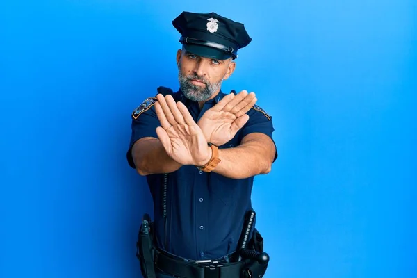 Hombre Guapo Mediana Edad Con Expresión Rechazo Uniforme Policía Cruzando —  Fotos de Stock