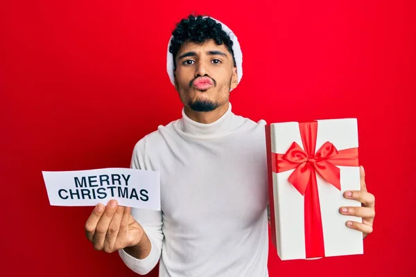 Ung Arabisk Stilig Man Bär Jul Hatt Hålla God Jul — Stockfoto