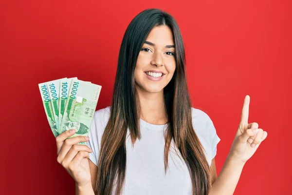 Joven Morena Sosteniendo 1000 Billetes Surcoreanos Ganó Sonriendo Con Una — Foto de Stock