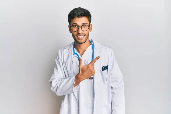 Joven Hombre Guapo Vistiendo Uniforme Médico Estetoscopio Alegre Con Una — Foto de Stock