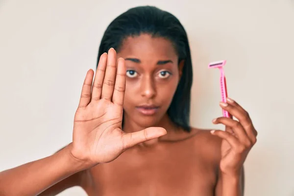 Jonge Afro Amerikaanse Vrouw Topless Staande Scheermes Met Open Hand — Stockfoto