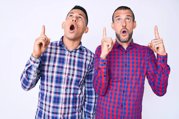 Young Gay Couple Two Men Wearing Casual Clothes Amazed Surprised — Stock Photo, Image