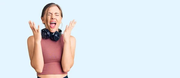 Hermosa Mujer Joven Caucásica Que Usa Ropa Gimnasio Usa Auriculares —  Fotos de Stock