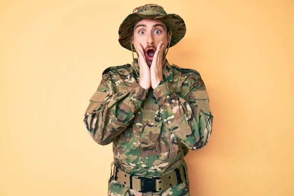 Jovem Caucasiano Vestindo Uniforme Exército Camuflagem Com Medo Chocado Surpresa — Fotografia de Stock