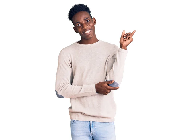 Mladý Africký Američan Muž Sobě Ležérní Oblečení Úsměvem Šťastný Ukazující — Stock fotografie