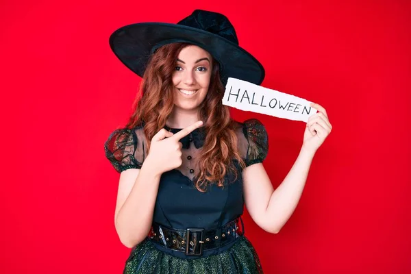 Jonge Mooie Vrouw Dragen Heks Kostuum Vasthouden Papier Met Halloween — Stockfoto