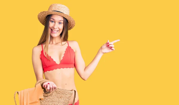 Schöne Brünette Junge Frau Bikini Lächelt Glücklich Und Zeigt Mit — Stockfoto