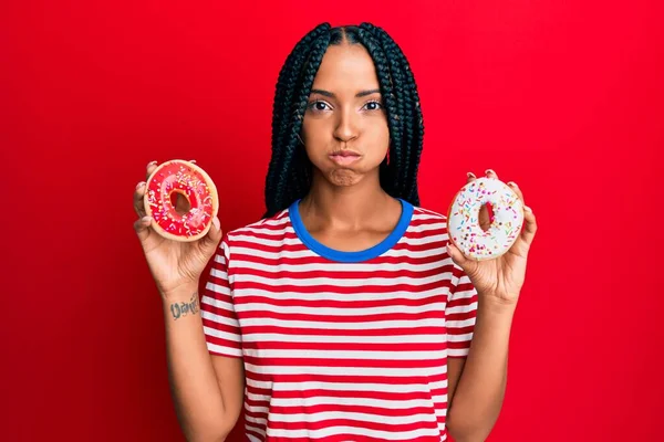 Mooie Spaanse Vrouw Met Lekkere Kleurrijke Donuts Puffende Wangen Met — Stockfoto