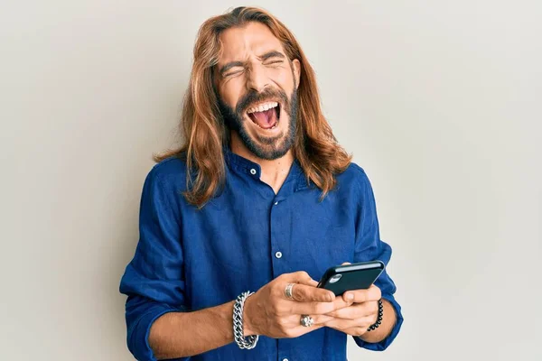 Hombre Atractivo Con Pelo Largo Barba Usando Teléfono Inteligente Sonriendo —  Fotos de Stock