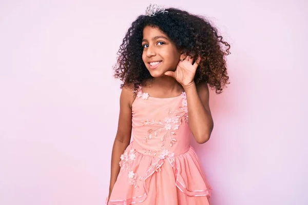 Afrykańskie Amerykańskie Dziecko Kręconymi Włosami Noszące Koronę Księżniczki Uśmiechające Się — Zdjęcie stockowe