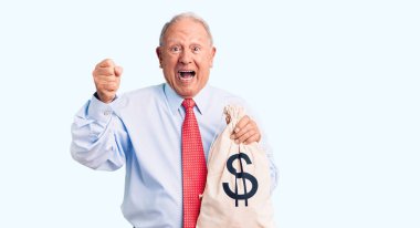 Kıdemli yakışıklı, gri saçlı, şık giyinmiş, para çantası tutan gururlu, zaferi kutlayan ve kollarını kaldırarak heyecanlanan adam. 