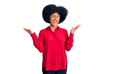 Genç Afro-Amerikan kızı gündelik giysiler giyip başarının çılgınlığını kutlarken kollarını kaldırmış ve gözlerini kapatmış heyecanlı çığlıklar atıyordu. Kazanan konsept 