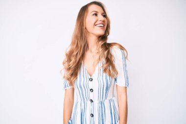 Sarışın, yaz elbisesi giyen, rahat bir görünüm takınan, kendine güvenen, kendine güvenen beyaz bir kadın.. 