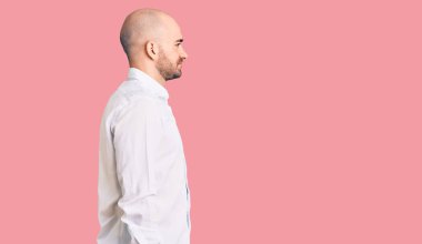 Zarif bir gömlek giyen yakışıklı bir genç. Taraf arıyor, rahat poz veriyor. Kendine güvenen bir gülümseme takınıyor.. 