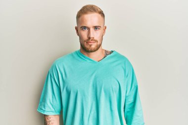 Kafkasyalı genç bir adam, günlük giysiler giyiyor ve üzüntüden ağlıyor, kızgın ve korkmuş. hüzünlü ifade. 