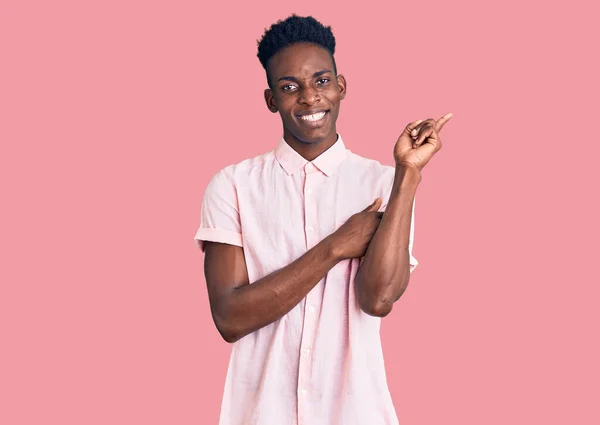 Jovem Afro Americano Vestindo Roupas Casuais Com Grande Sorriso Rosto — Fotografia de Stock