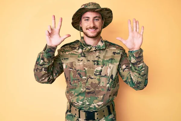 Joven Hombre Caucásico Con Camuflaje Uniforme Del Ejército Mostrando Señalando — Foto de Stock