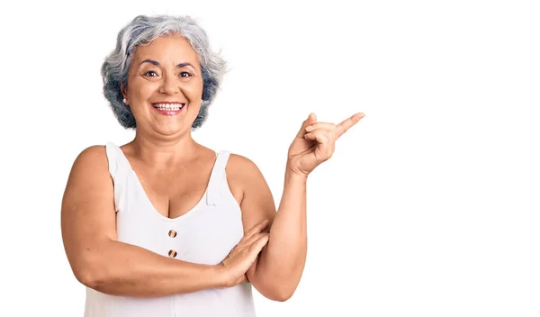 Seniorin Mit Grauen Haaren Trägt Lässige Kleidung Mit Einem Breiten — Stockfoto